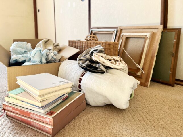 片付け前の遺品、雑誌や本など